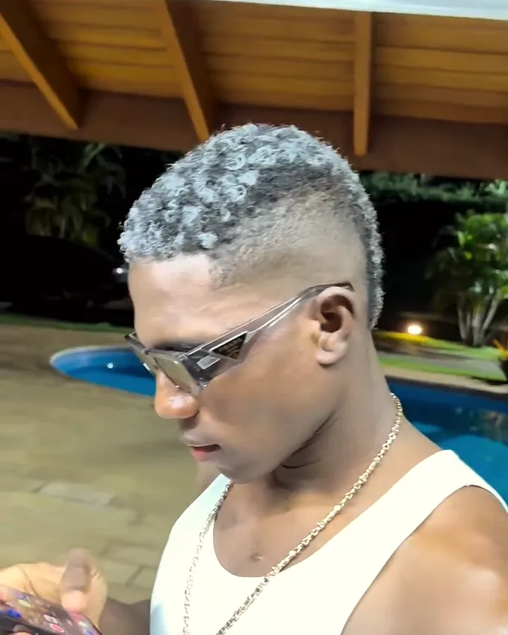 Henry Mosquera com mechas platinadas no cabelo crespo, feitas pelo Mateus