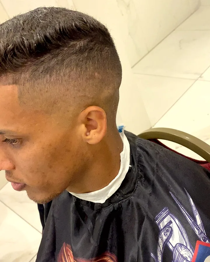 Pedro Victor com o corte degradê feito pelo Mateus