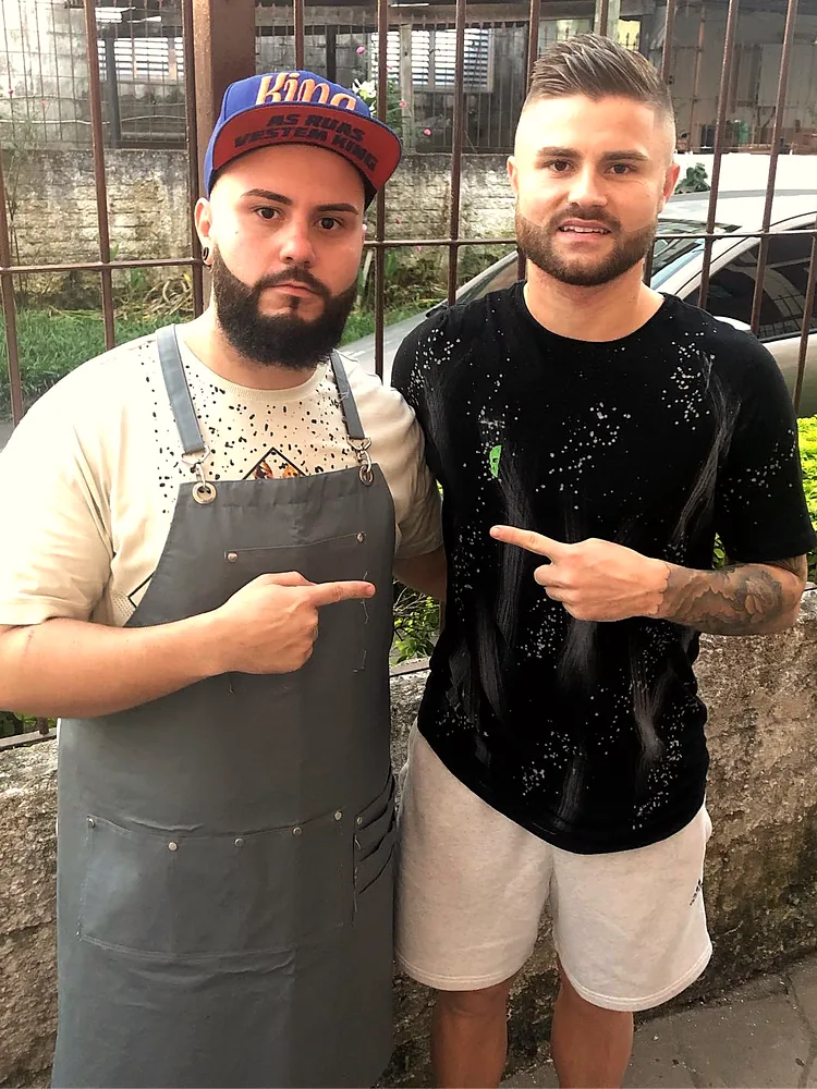 O Mateus e Eduardo Sasha lado a lado em 2019, no dia do casamento do jogador