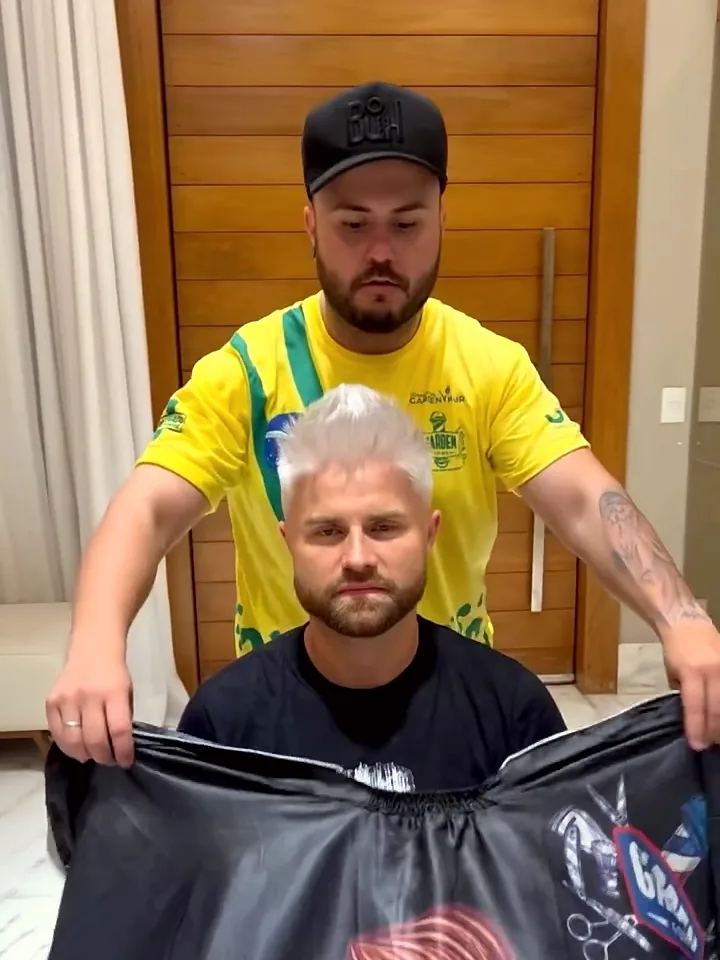O Mateus atrás de Eduardo Sasha, que está sentado na cadeira com a capa