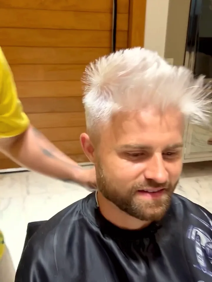 Eduardo Sasha com o platinado branco neve pronto