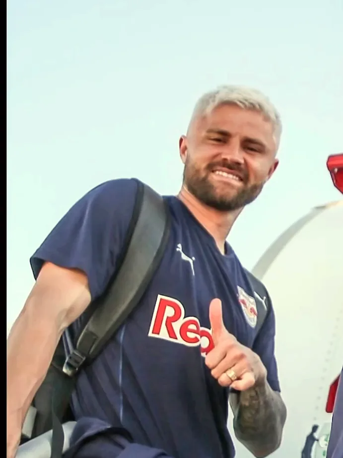 Eduardo Sasha platinado, com a camisa do Red Bull Bragantino