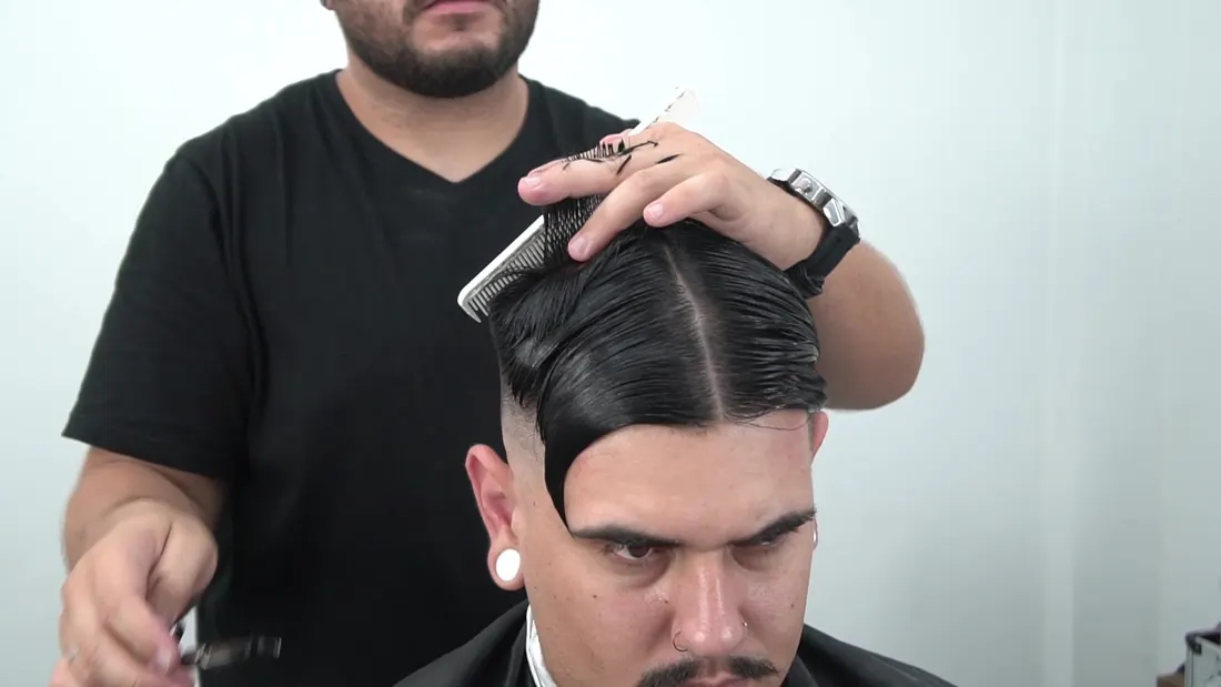 Mateus dividindo o cabelo para um side part