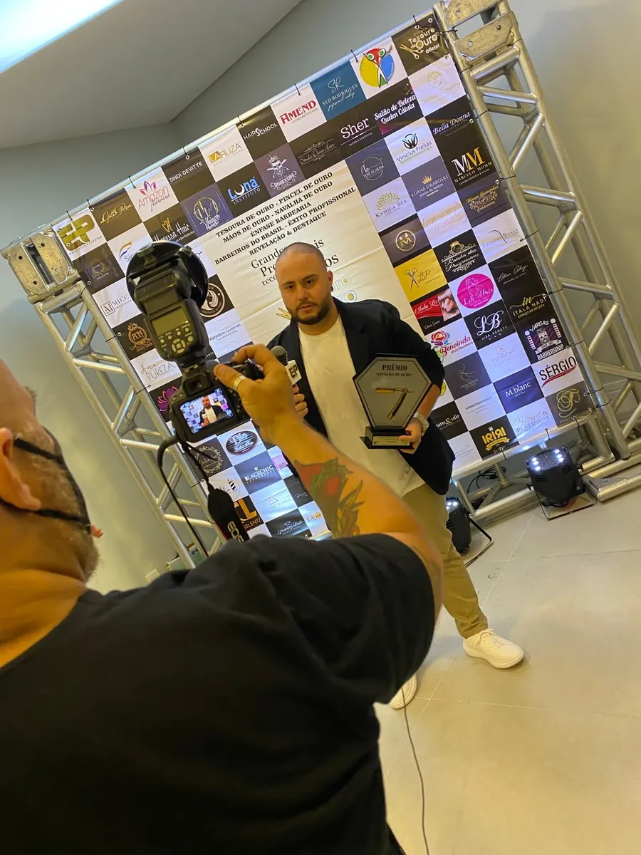 Mateus Rech dando entrevista com o troféu Navalha de Ouro