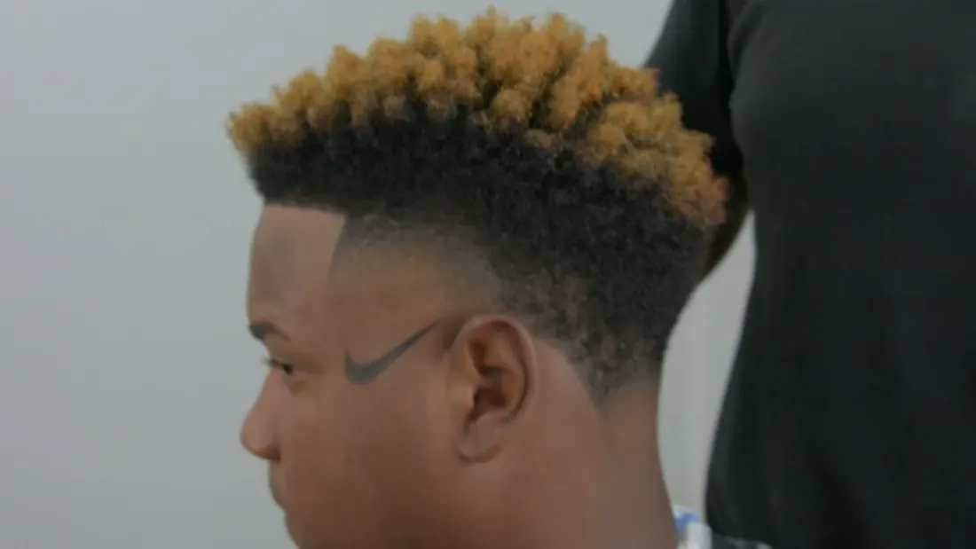 Descoloração em cabelo crespo