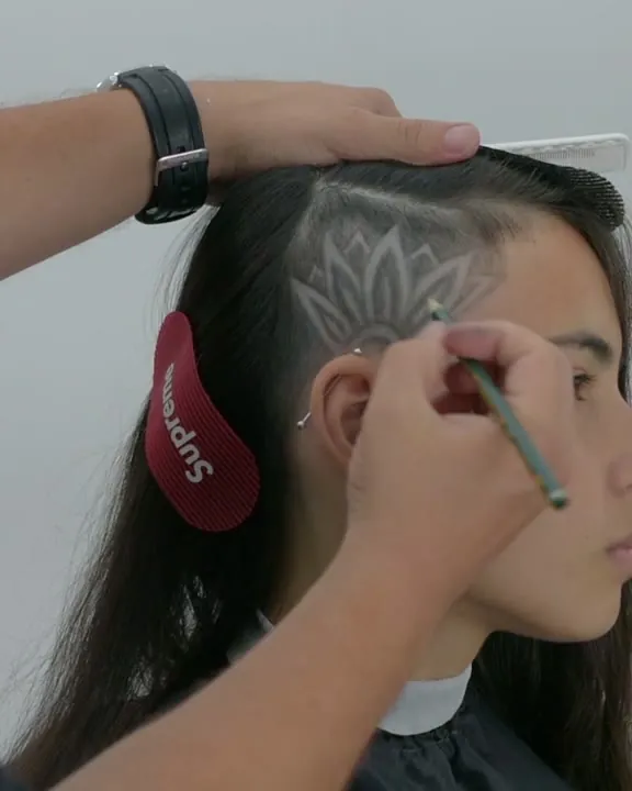 Lápis 6B passando sobre a flor da hair tattoo