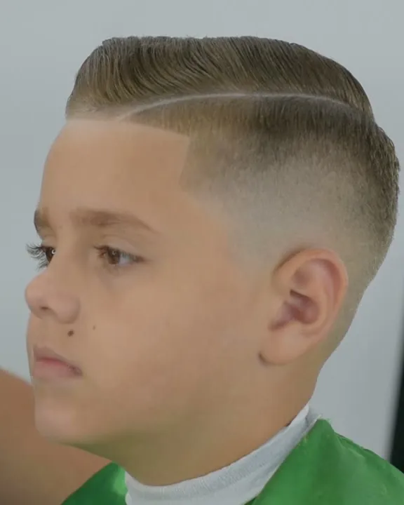 Aula 01, depois: corte kids com risco na lateral e penteado para o lado