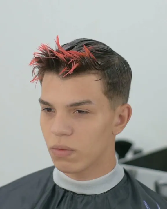 Aula 02, antes: cabelo com mechas vermelhas, ainda sem corte