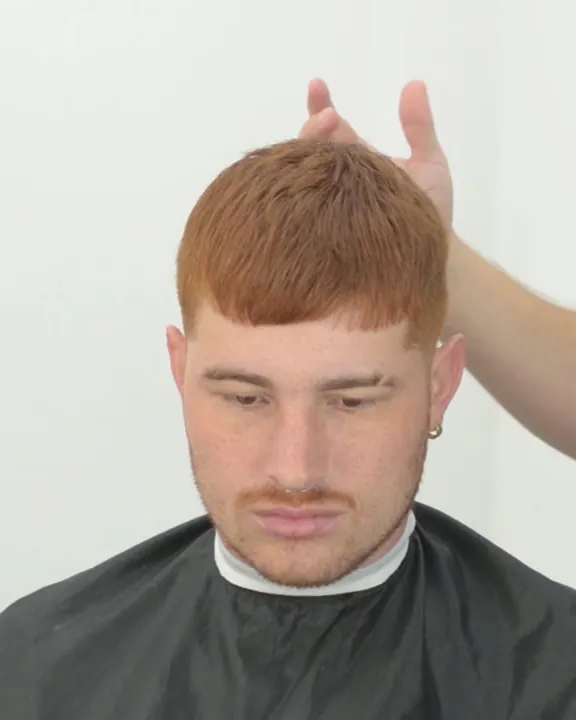 Aula 03, antes: cabelo ruivo de tamanho médio