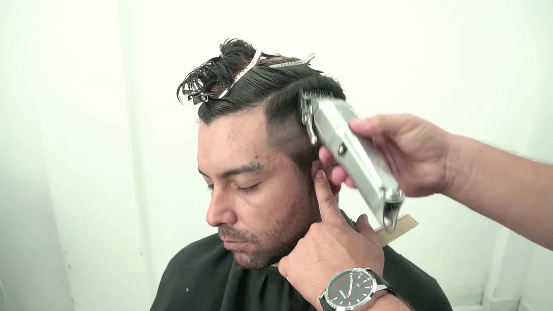 Mateus graduando a lateral do high fade com o pente