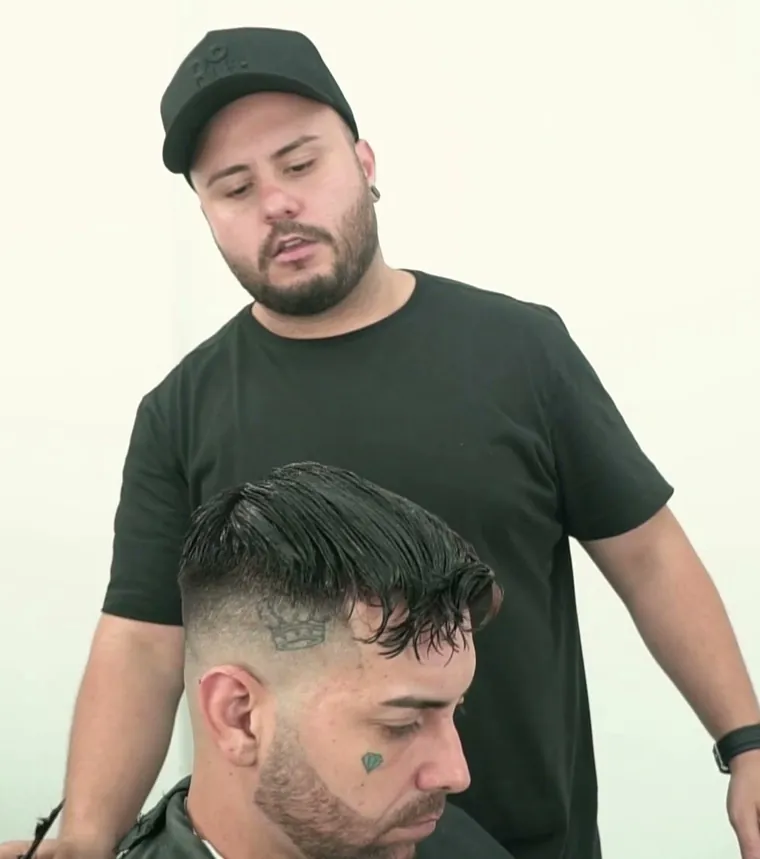 Mateus conferindo o topo desconectado ainda molhado