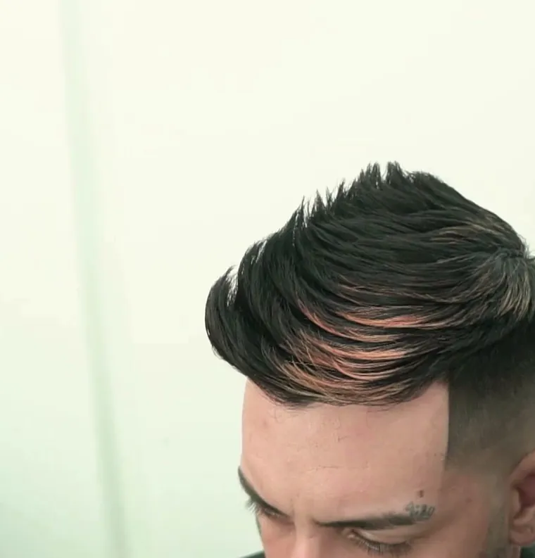 Penteado desconectado texturizado, finalizado com pomada