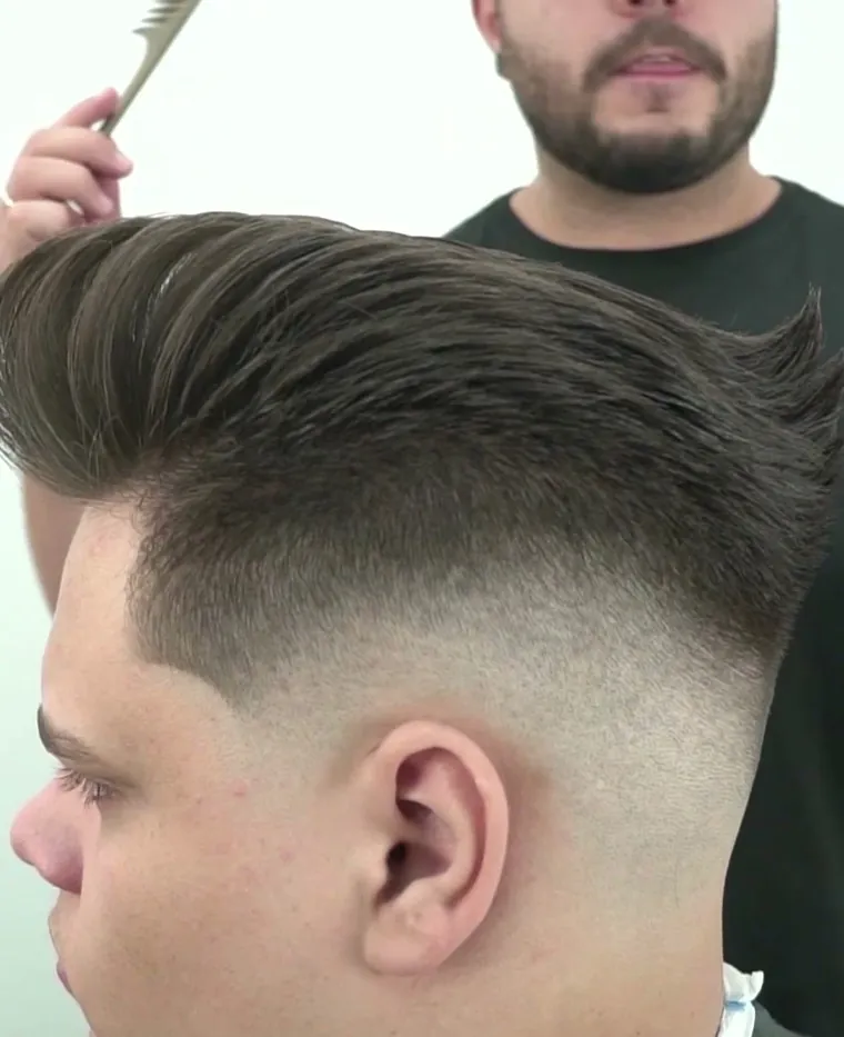 Pompadour desconectado com topete alto, com o Mateus atrás do cliente