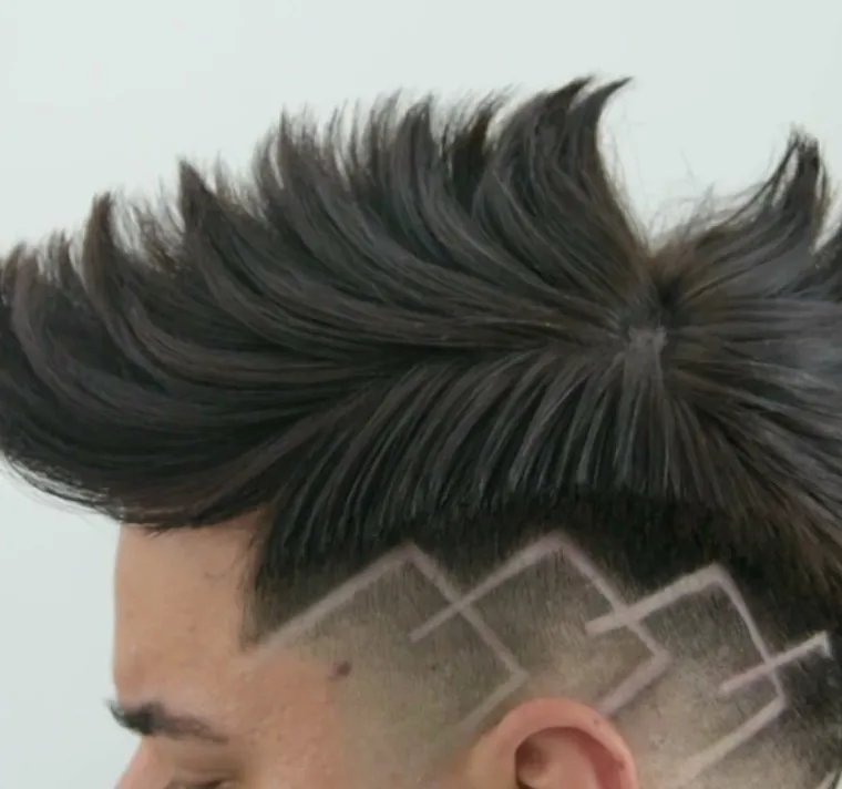 Penteado desconectado modelado para cima e fixado com laquê