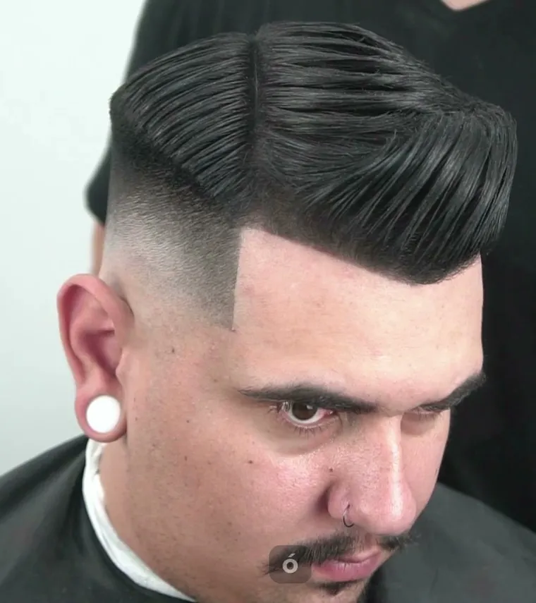 Side part pronto, com a risca marcada e o fade na lateral