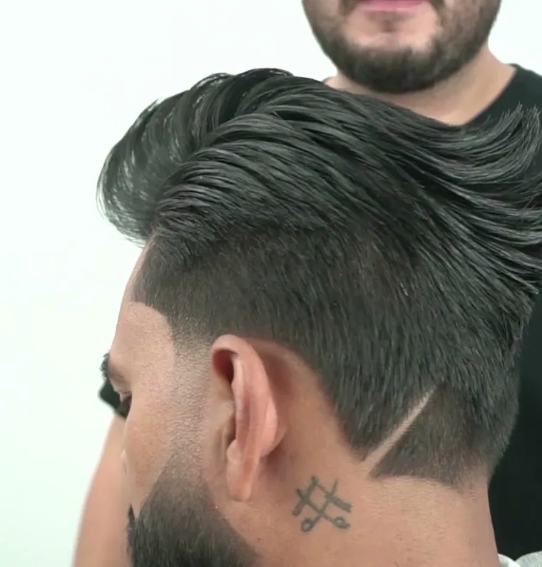 Pompadour clássico de perfil com taper fade e detalhe na nuca