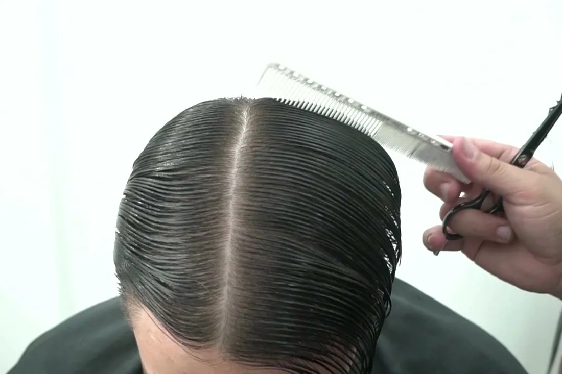 Divisão central do cabelo com gel cola, vista de cima