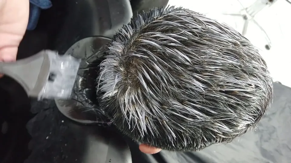 Correção das mechas com tinta escura