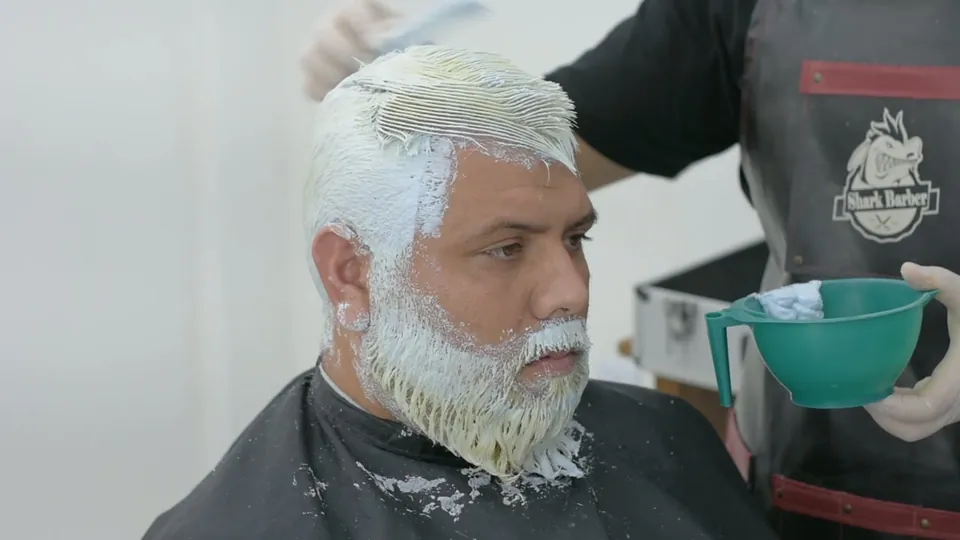 Descolorante cobrindo cabelo e barba