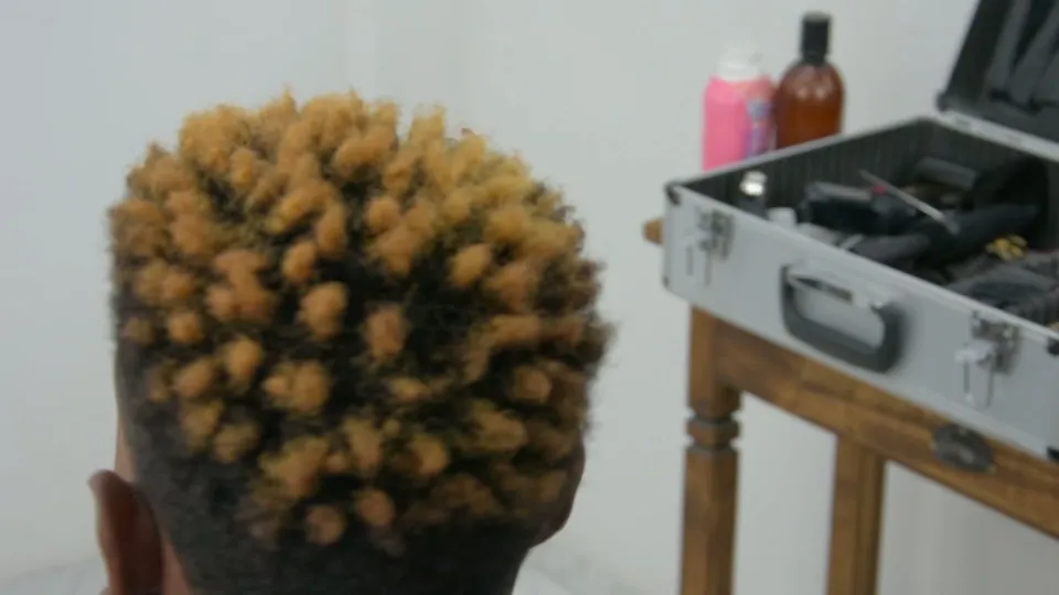 Topo descolorido com textura de esponja