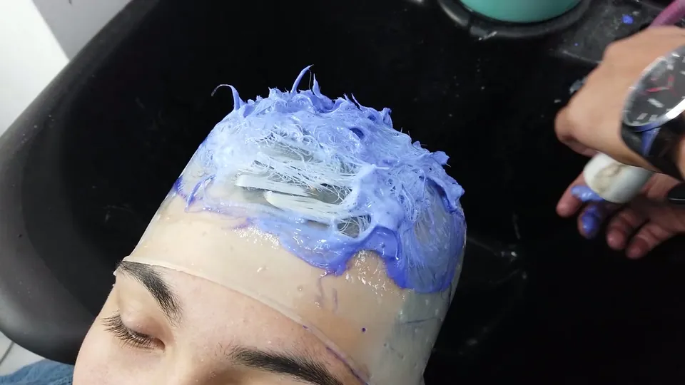 Shampoo matizador roxo aplicado por cima do descolorante