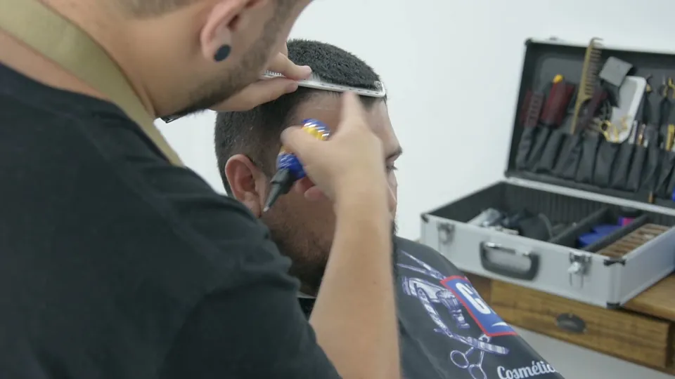 Mateus aplicando produto de proteção no couro cabeludo