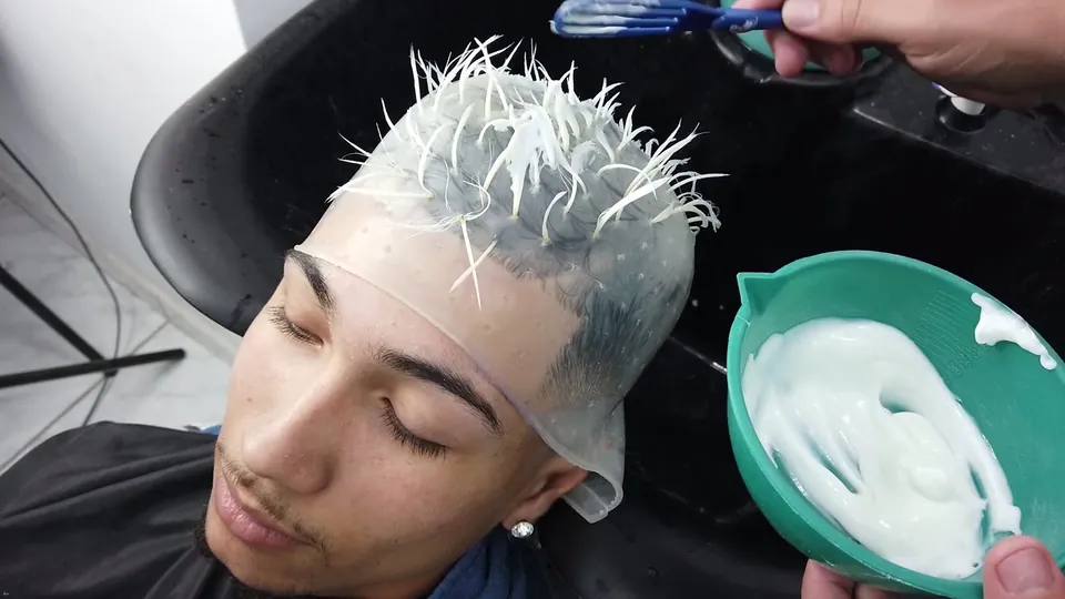 Tonalizante sendo massageado nas mechas